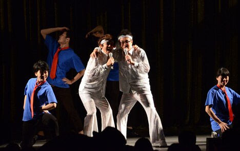 「ギンギラギンにさりげなく」を歌い踊る銀シャリ。