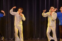 「ギンギラギンにさりげなく」を歌い踊る銀シャリ。