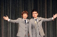 このコーナーに限った写真撮影に応じる銀シャリ。