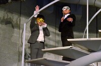 仮面を付けて会場に姿を見せる（左から）NON STYLE井上、スピードワゴン小沢。