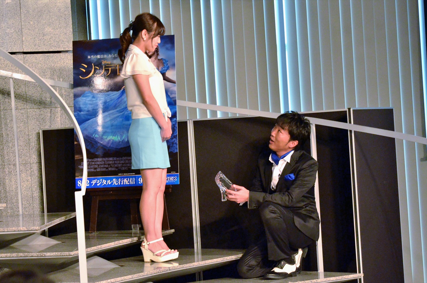 「『シンデレラ』大好き女子」へ口説き文句を披露するスピードワゴン小沢。