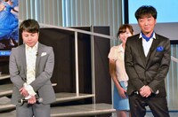 口説き文句対決で「『シンデレラ』大好き女子」から勝者に選ばれたスピードワゴン小沢（手前右）。