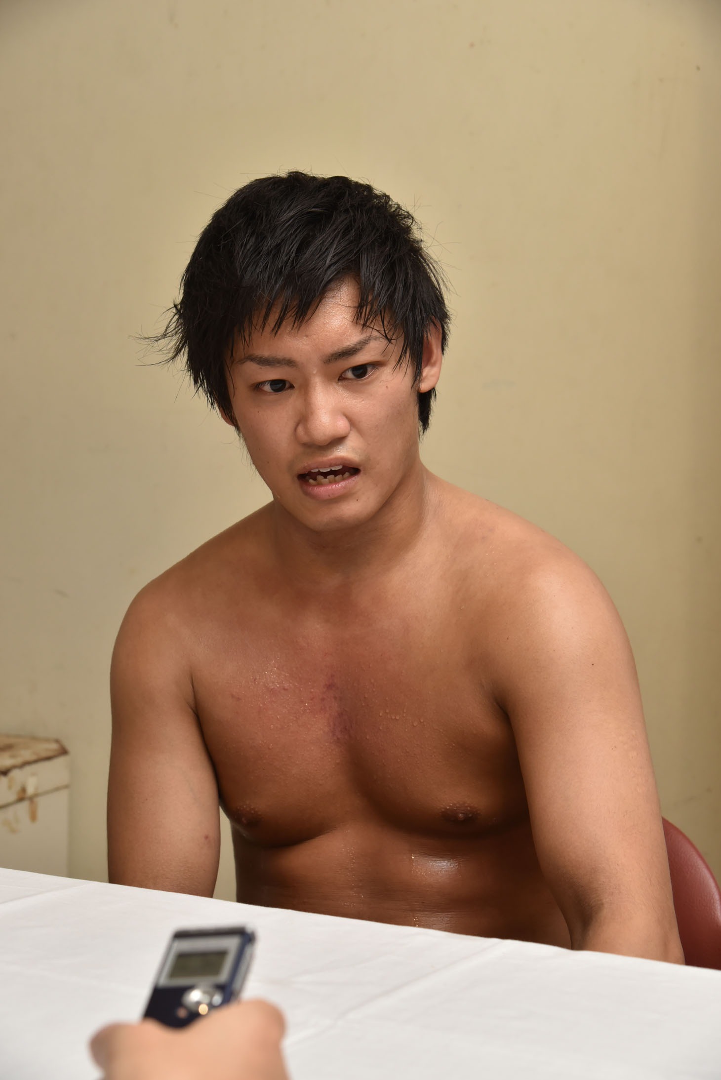 デビュー戦の感想を語る渡瀬。(c)DDTプロレスリング