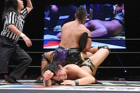 サソリ固めを食らう渡瀬。(c)DDTプロレスリング