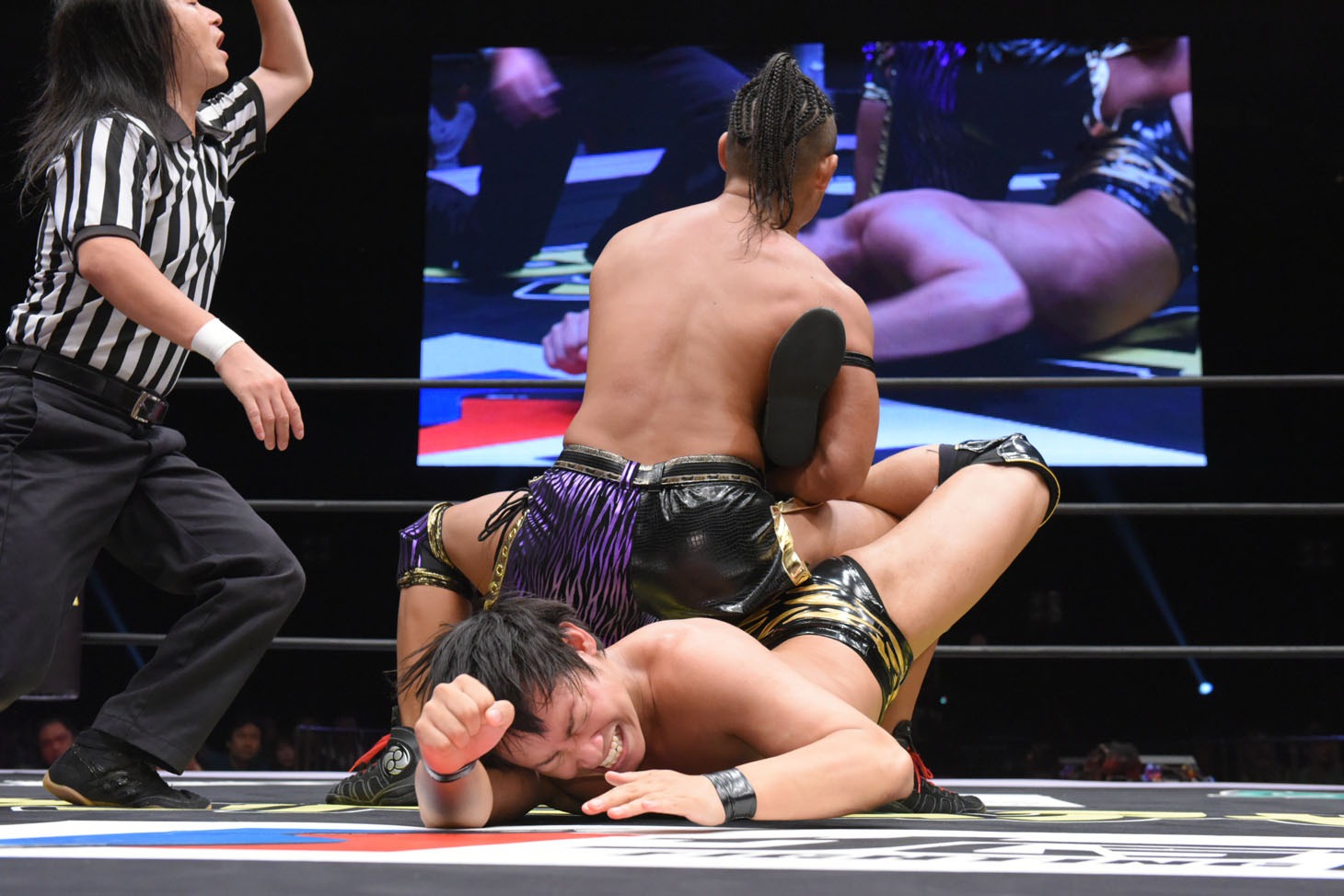 サソリ固めを食らう渡瀬。(c)DDTプロレスリング