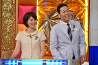 MCの東野幸治（右）と進行役の鈴江奈々アナウンサー。(c)日本テレビ