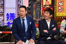 MCの東野幸治とメッセンジャー黒田（左から）。(c)関西テレビ