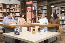 左から、伊集院光、武内陶子（NHKアナウンサー）、高橋源一郎、ピース又吉。(c)NHK