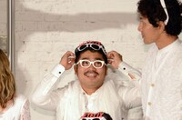 「ダブルメガネ」とおどけるマントル一平。