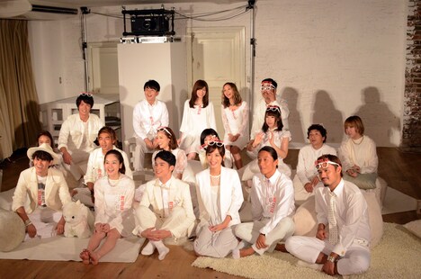 「TERRACE HOUSE BOYS & GIRLS IN THE CITY」第1話の先行上映イベントに集まった「テラスハウス」歴代メンバー。