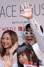 カメラにアピールする地球・マントル一平（右端）。