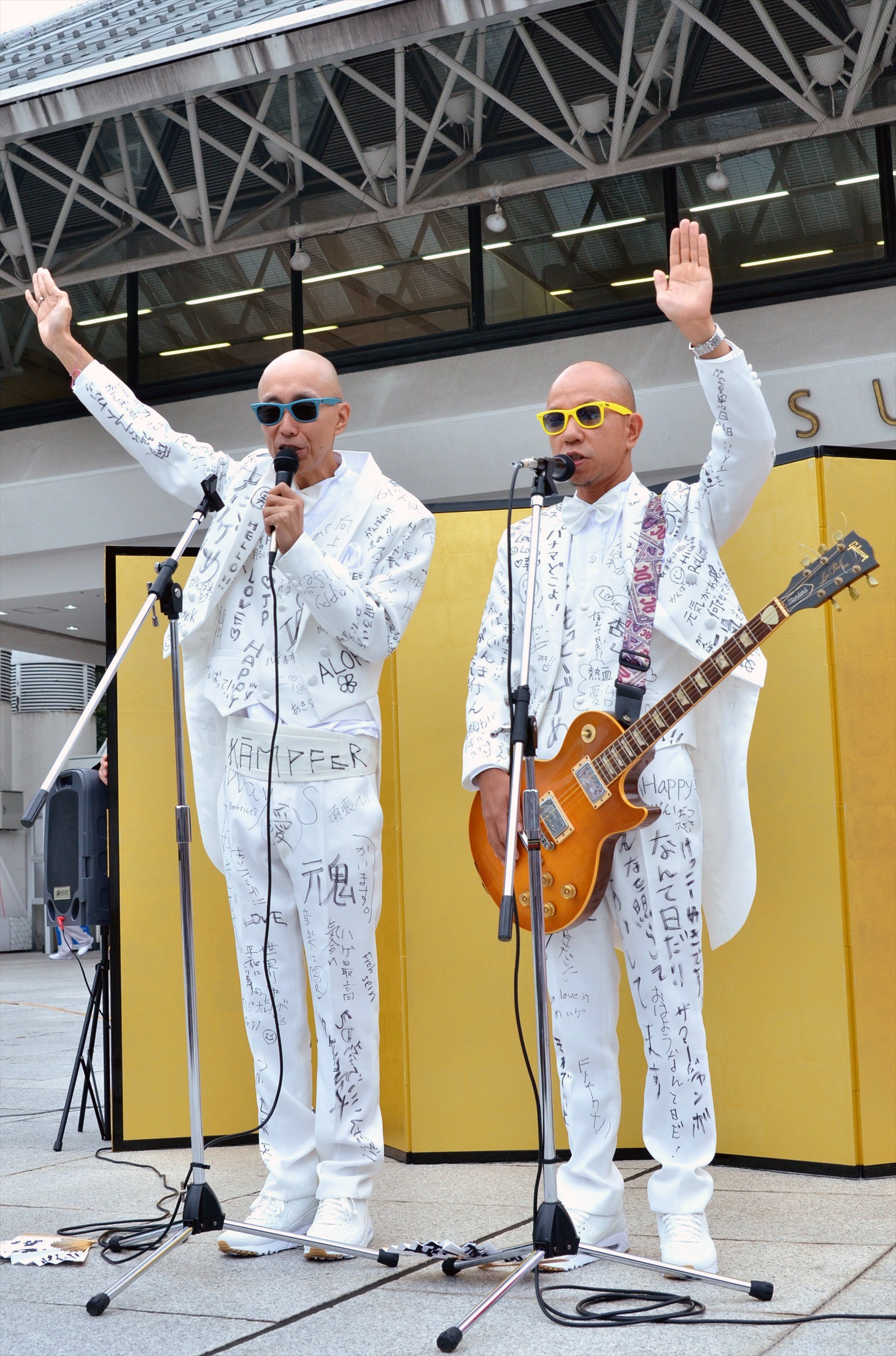 宣誓文を読み上げる坊坊主。