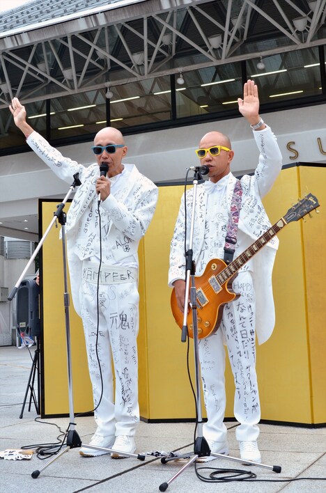 宣誓文を読み上げる坊坊主。