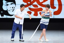 田村淳（右）にゴムパッチンを敢行する浜田雅功。(c)MBS