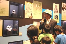 展示の説明をする2700八十島。