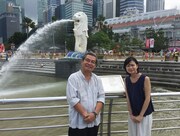 「世界ふしぎ発見！」でシンガポールを訪れる（左から）立川志の輔、宮地眞理子。(c)TBS