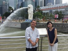 「世界ふしぎ発見！」でシンガポールを訪れる（左から）立川志の輔、宮地眞理子。(c)TBS