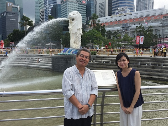 「世界ふしぎ発見！」でシンガポールを訪れる（左から）立川志の輔、宮地眞理子。(c)TBS