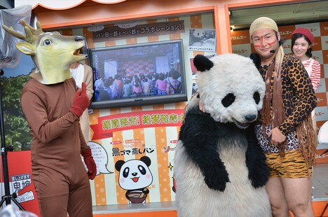 パン田一郎をニーブラしたバンビーノ石山(手前右端)と、放置されるバンビーノ藤田(左)。