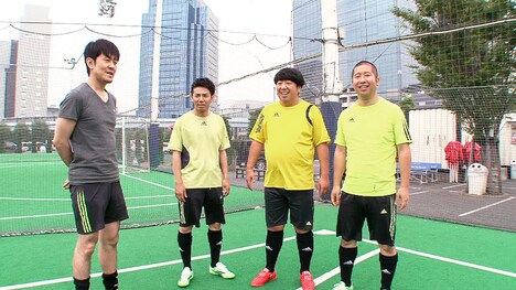 左から、土田晃之、ピース綾部、バナナマン日村、ハライチ澤部(c)テレビ東京。