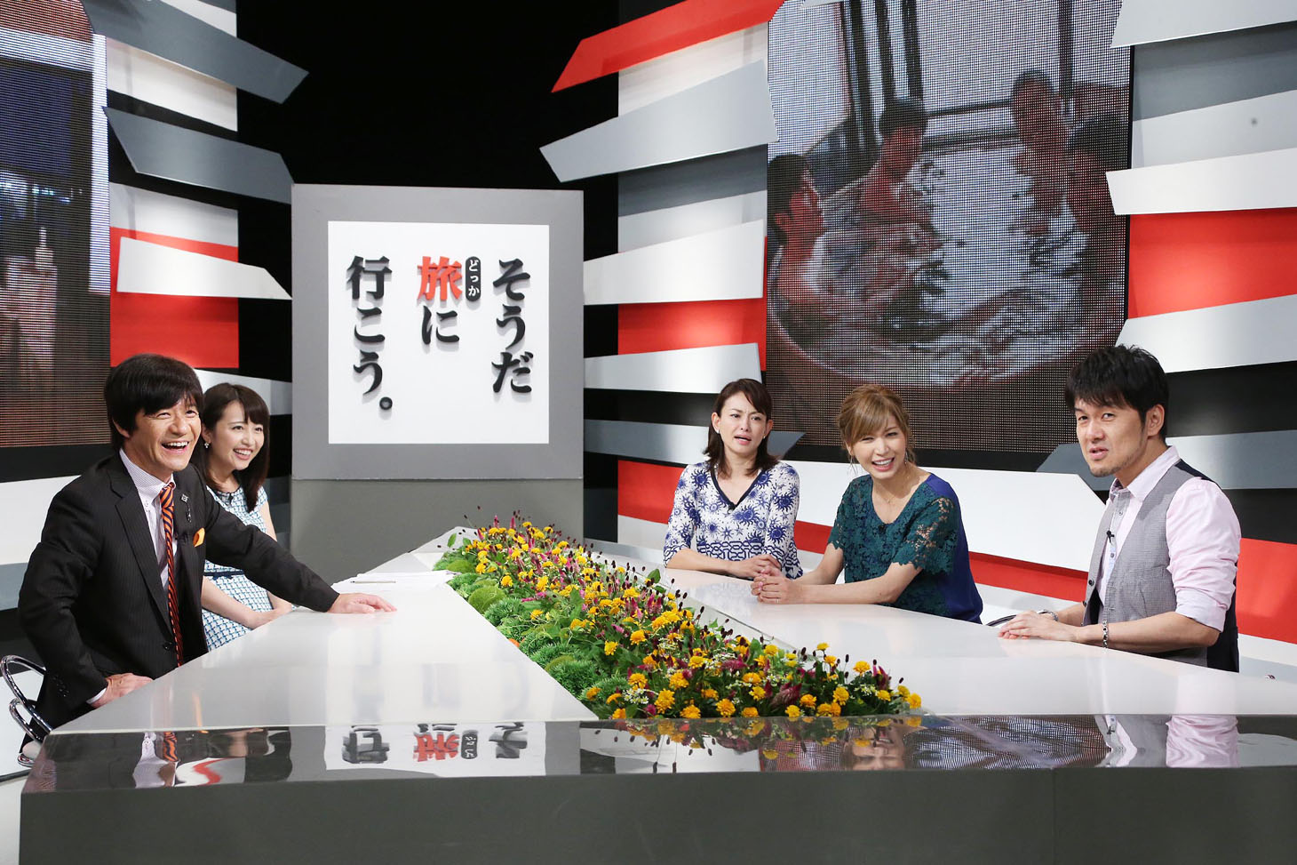 スタジオで旅VTRを鑑賞する内村光良（左端）ら。(c)テレビ東京