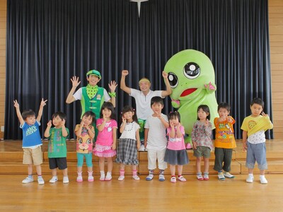 「つもりやもり体操」を踊ったあばれる君と幼稚園児たち。