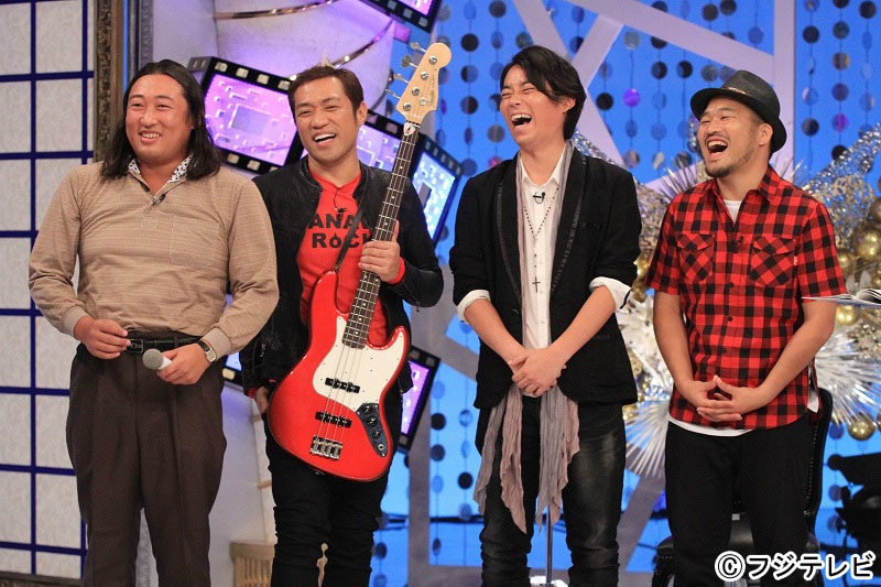 「オモクリ監督」の「オモソン」で自作曲を披露する（左から）ロバート秋山、はなわ、クマムシ。(c)フジテレビ