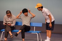 自身の単独ライブで、アキナのネタに参加した竹内（中央）。