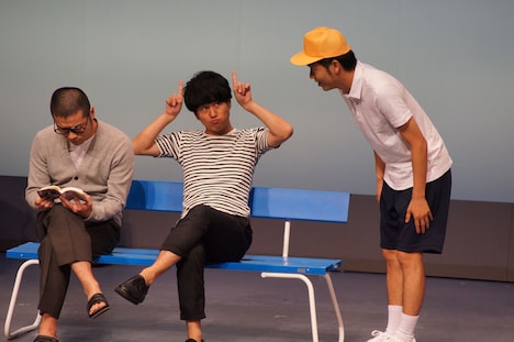 自身の単独ライブで、アキナのネタに参加した竹内（中央）。