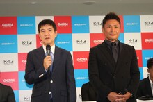 解説を務める関根勤と魔裟斗。(c)M-1 Sports Media