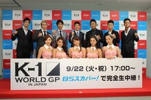 会見に出席した関根勤（後列左から4人目）。(c)M-1 Sports Media