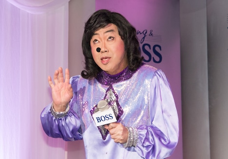 ちあきなおみのモノマネを披露するコロッケ。