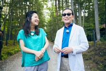 軽井沢を訪れた桑子真帆（NHKアナウンサー）とタモリ。(c)NHK