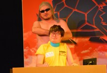 ハリウッドザコシショウに首を絞められるラバーガール飛永（手前）。