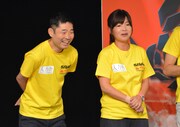 出番がないまま勝利したキングオブコメディ今野とオアシズ大久保（左から）。