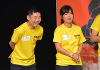 出番がないまま勝利したキングオブコメディ今野とオアシズ大久保（左から）。