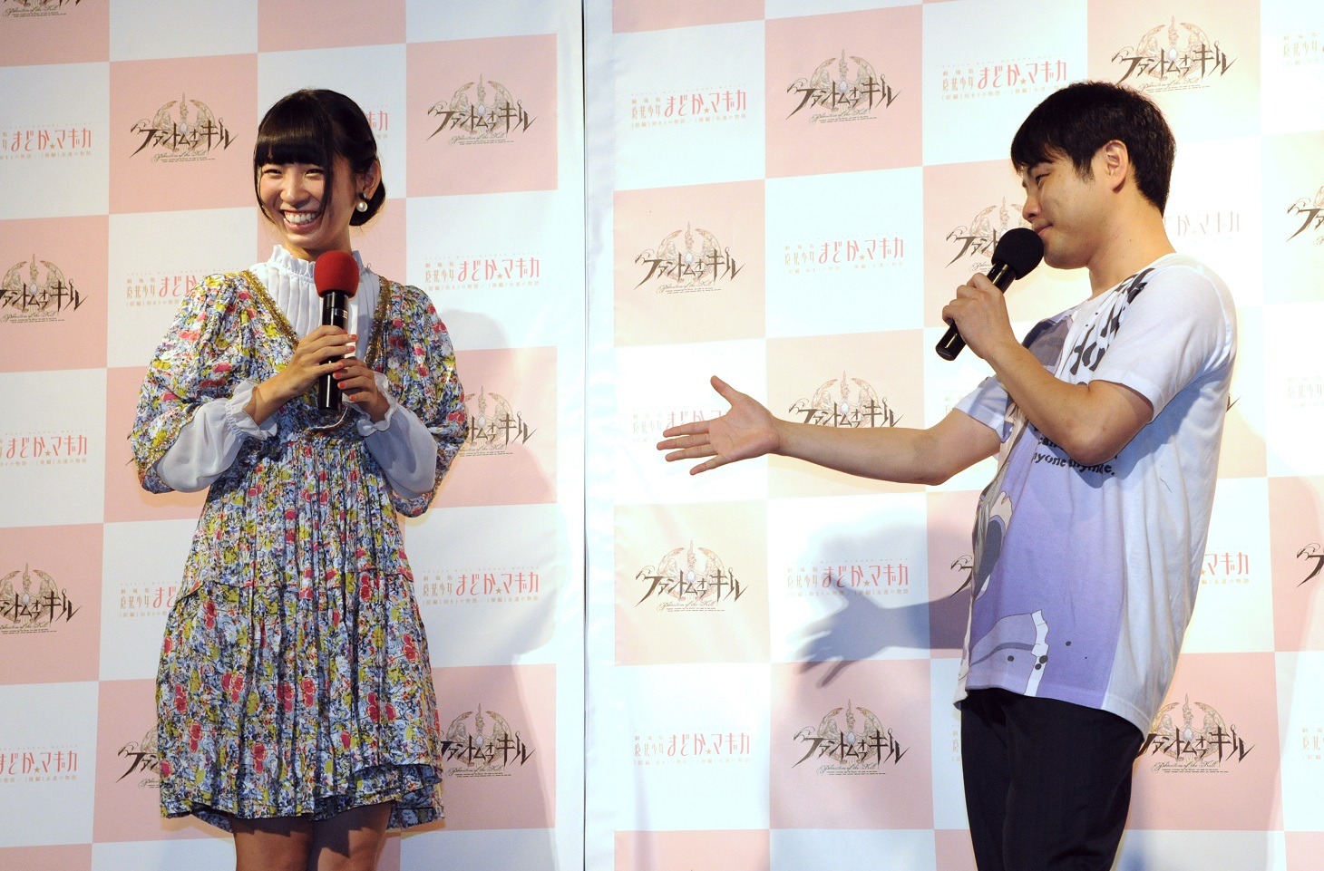 古川未鈴（左）に告白するNON STYLE井上（右）。