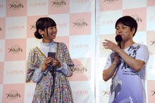 「ファントム オブ キル」のコラボステージのプレイ画面を見た感想を述べるNON STYLE井上（右）。