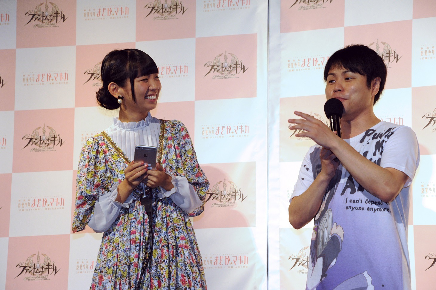 「ファントム オブ キル」のコラボステージのプレイ画面を見た感想を述べるNON STYLE井上（右）。