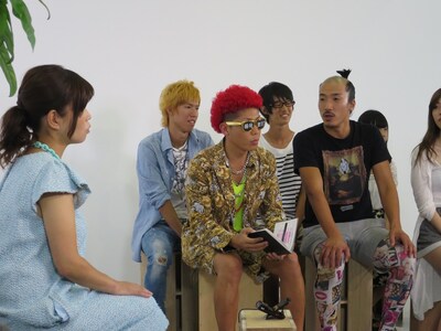 強烈な個性を放つ若者たちとトークする大久保（左）。