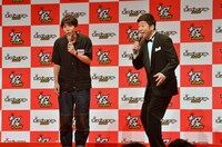 1人でステージに登壇したロッチ・コカド（左）。