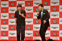 1人でステージに登壇したロッチ・コカド（左）。