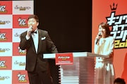 司会のあべこうじ(左)と佐藤渚TBSアナウンサー(右)。