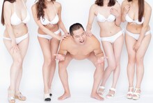 動画で恵比寿★マスカッツを紹介するとにかく明るい安村（中央）。(c) EBISU★MUSCATS PROJECT