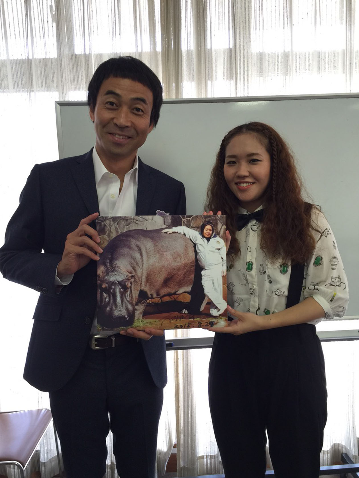 ワッキーと最優秀作品に選ばれた森千鶴さん。