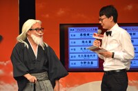 A愛グループの総帥・A藤和尊ことバッファロー吾郎A（左）と進行役のGAG少年楽団・宮戸（右）。