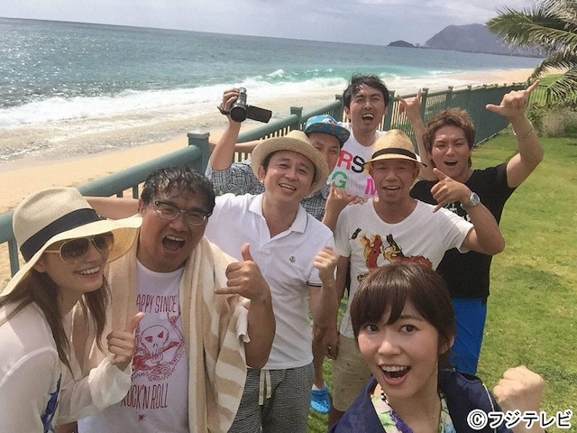 気心知れたメンバーとハワイを満喫する有吉弘行（左から3人目）。