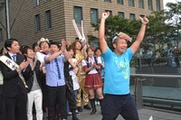 最初に出演権を獲得したさかな芸人のハットリ（右）。