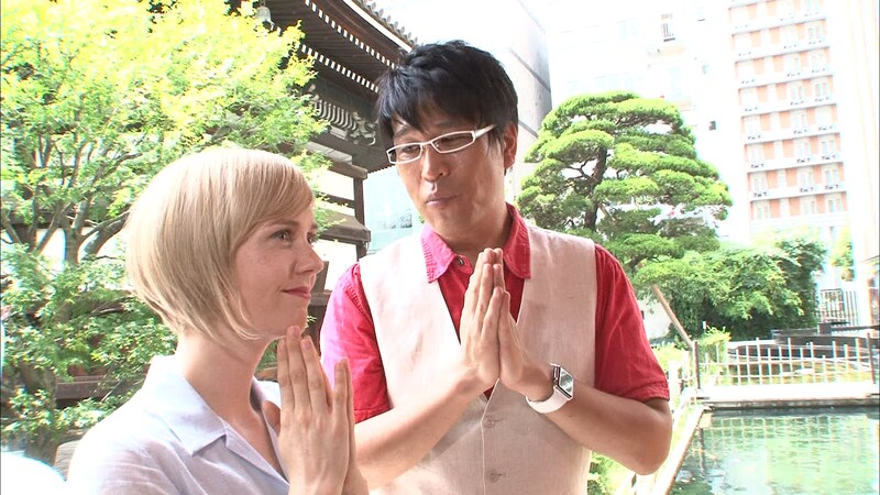 「ぶっちゃけ寺」で京都の六角堂を訪れる古坂大魔王と、シャーロット・ケイト・フォックス（左）。(c)テレビ朝日