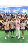 「第1回！小学生リアル脱出ゲーム選手権～目指せ！日本一の謎解き親子！～」に出演する（手前左から）出川哲朗、オードリー、松本来夢。(c)TBS